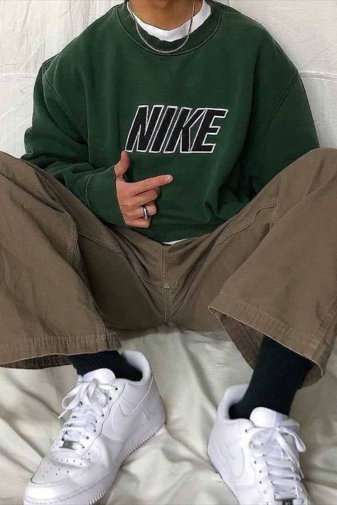 Vintage Nike Outfits, Nike Sweatshirt Outfit, Vintage Streetwear Men, Nike Vintage Sweatshirt, Teenager Outfits Boys, Nike Outfits Men, Vintage Nike Sweatshirt, Trendy Boy Outfits, Nike Sweatshirt