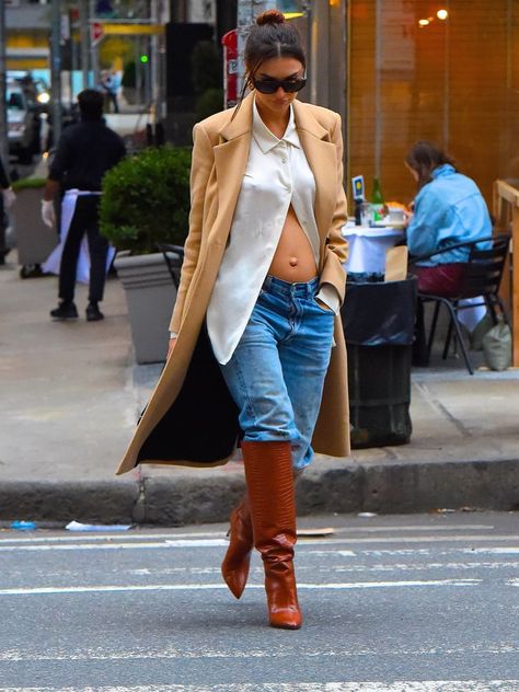 Shirt Unbuttoned, Pregnant Street Style, Ratajkowski Style, Celebrity Maternity Style, Leaves Shirt, 20 Weeks Pregnant, Pregnant Celebrities, Cute Maternity Outfits, Stylish Maternity Outfits