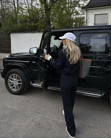 Rich Mom Car Aesthetic, Rich Suburban Mom Aesthetic, New Car Aesthetic Jeep, Wag Lifestyle Aesthetic, Fashion Influencer Aesthetic, Porsche Jeep, Luxury Mom, Jeep Aesthetic, Ceo Lifestyle