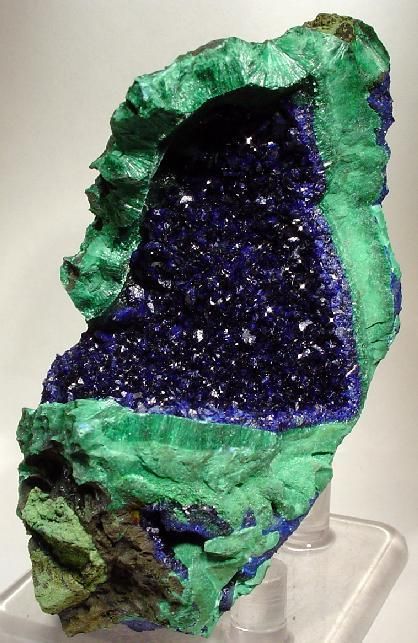 Azurite Crystals, Minerals Crystals Rocks, Crystal Aesthetic, Pretty Rocks, Azurite Malachite, Beautiful Rocks, Mineral Stone, Minerals And Gemstones, Rocks And Gems