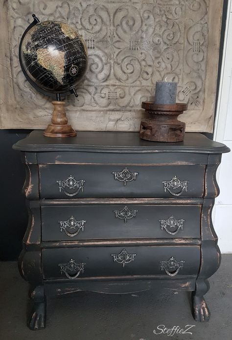 Annie Sloan Graphite, Black Painted Furniture, Kursi Bar, Distressed Furniture, Furniture Renovation, Painting Furniture Diy, Chalk Paint Furniture, Annie Sloan Chalk Paint, Refurbished Furniture