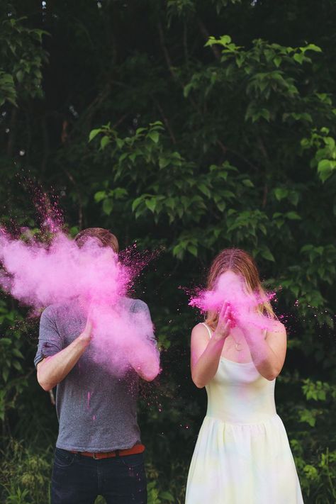 Gender reveal idea? From @abeautifulmess Emma Chapman, Gender Reveal Photography, Creative Gender Reveals, Holi Powder, Gender Reveal Announcement, Its A Girl Announcement, A Beautiful Mess, Pregnant Couple