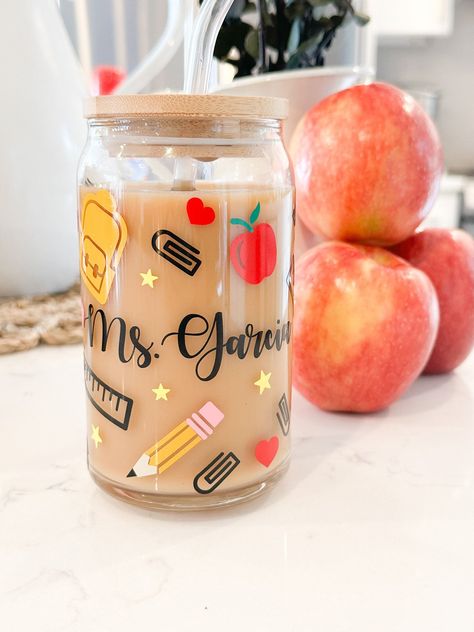 Teacher Appreciation Favorite Drink, Vinyl School Projects, Teacher Appreciation Glass Cup, Teacher Appreciation Gifts Cups, Summer School Teacher Gift Ideas, Teacher Glass Cup Ideas, Teacher Cricut Gifts, Teacher Appreciation Gifts Cricut, Teacher Appreciation Cups