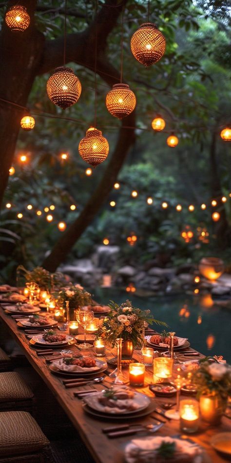 Garden Party Lighting Ideas, Bbq Lighting Ideas, Backyard Cafe, Backyard String Lights, Backyard Dinner Party, Backyard Dining, Dinner Party Table Settings, String Lighting, Outdoor Dinner Parties