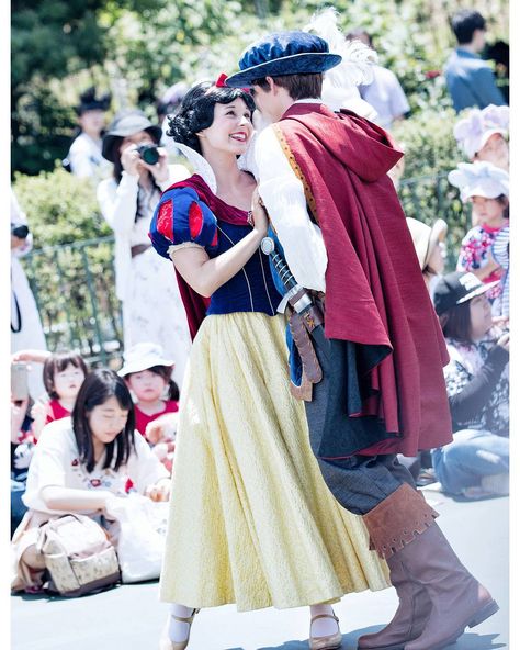 Snow White And Prince, Snow White Characters, Disney World Princess, Cool Disney, Snow White 7 Dwarfs, Disney Characters Costumes, Disneyland Princess, Couple Cosplay, Disney World Characters