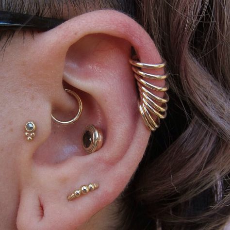 So pretty...... Stacking Gold Rings, Jóias Body Chains, Daith Jewelry, Cool Ear Piercings, Pretty Ear Piercings, Cool Piercings, Coin Slot, Ear Style, Piercing Ideas