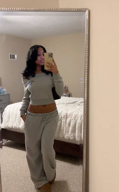 Basic Lazy Outfits For School, Comfy Outfit Ideas For Home, Knit Pant Outfit, Fall Bummy Outfits, Outfits When On Your Period, Calm Outfits Black Women, Comfy Clothes Outfit, Simple Outfits For Fall, Basic Outfits Black Women