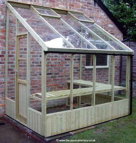 greenhouse....this is what I would like on the side of the garage that Mark finally builds me at the house. I have the perfect spot facing south. Maybe I can convince him to put the in floor heating into that garage also AND extend it to my greenhouse :-) Serre Diy, Wooden Greenhouse, Best Greenhouse, Lean To Greenhouse, Lean To, Greenhouse Shed, Home Greenhouse, Wooden Greenhouses, Small Greenhouse