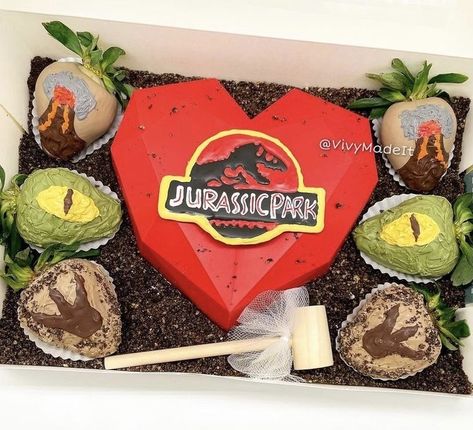 Chocolate Covered Strawberries Dinosaur, Dinosaur Strawberries, Smash Chocolate, Smash Heart, Breakable Hearts, Breakable Chocolate, Chocolate Covered Desserts, Breakable Heart, Chocolate Dipped Fruit