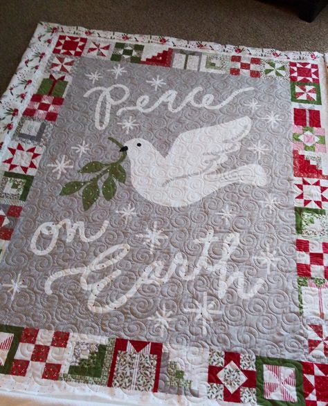 Made by Laurie, quilted by Sew Silly Paula. Cupcake Queen, Wall Hanging Pattern, Whole Cloth Quilts, Rose Quilt, Vintage Picnic, Holiday Quilts, Quilt Binding, Panel Quilts, Peace On Earth