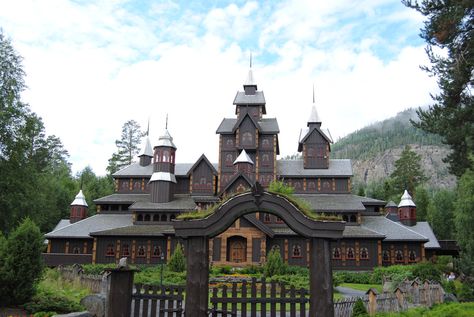 norwegian castle | Flickr - Photo Sharing! Norwegian Castle, Norway House, Nordic Architecture, Norwegian Design, Nordic Scandinavian, Fantasy City, Log Cabins, Fantasy Inspiration, Beautiful Buildings