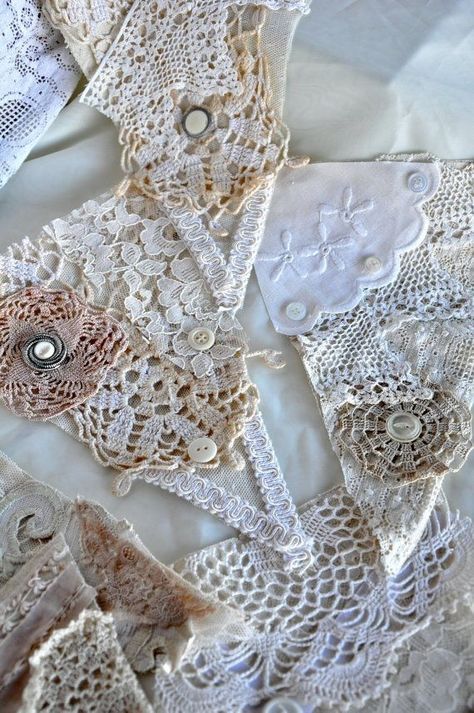 Linen Bunting, Garland Inspiration, Cushion Decoration, Shabby Chic Bunting, Decor Photobooth, Doily Bunting, Lace Decorations, Lace And Linen, Lace Bunting