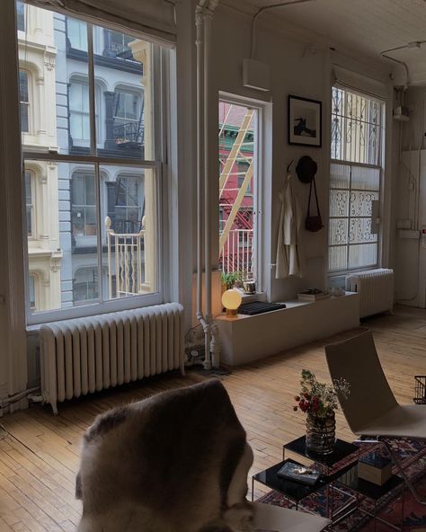 Soho Apartment Aesthetic, New York Apartment Interior, Nyc Apartment Aesthetic, Apartment By The Line, The Line Apartment, Soho Apartment, New York Townhouse, Townhouse Interior, Cute Apartment