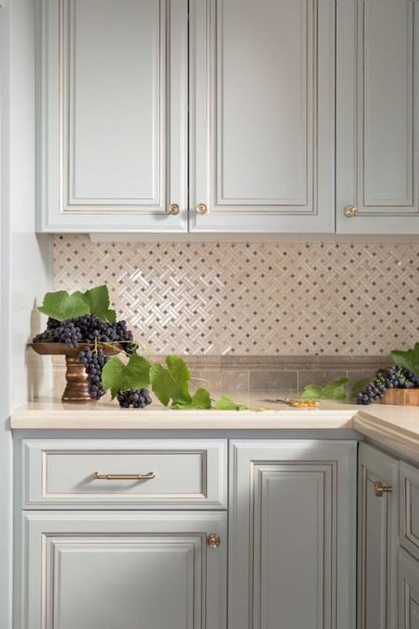 Sherwin Williams Silver Strand SW 7057: BEST Review + Pics! Silver Strand Paint, Sherwin Williams Cabinet Paint, Sherwin Williams Silver, Beige Backsplash, Raised Panel Cabinets, Kitchen Objects, Painted Kitchen Cabinets Colors, Wood Floor Kitchen, Traditional Kitchen Design