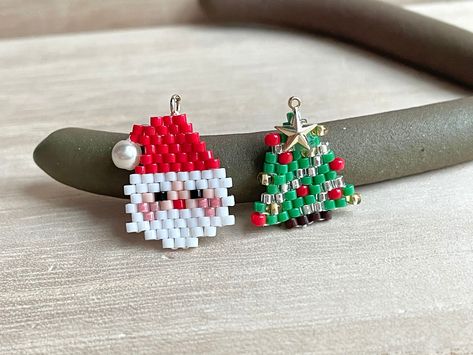 Xmas Beads, Christmas Beading, Phone Keychain, Christmas Tree Beads, Tree Charms, Miyuki Beads Pattern, Resin Pearl, Beaded Charms, Christmas Tree Charm