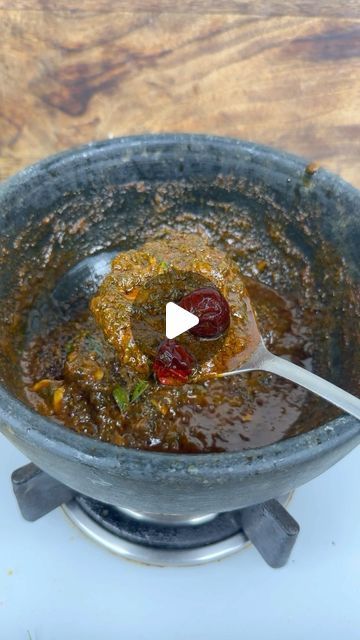 Poondu Kulambu, Thogayal Recipe, Chutney Varieties, Tamil Cooking, Collar Kurti, Easy Curry, Tandoori Masala, Green Chutney, Kurti Design