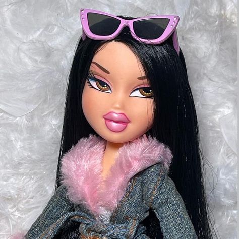 bratzplaylist en TikTok Bratz Early 2000s, Bratz Doll Jasmine, Latina Bratz Doll, Bratz Jade Aesthetic, Bratz Dolls Jade Outfit, Jade Bratz Aesthetic, Bratz Profile Picture, Jade Bratz Doll, Bratz Dolls Aesthetic Profile Pic