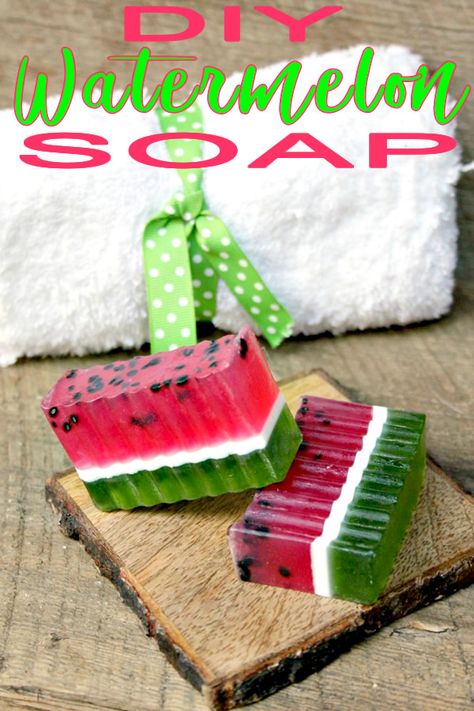 Watermelon soap! DIY homemade watermelon scented soap. Fun diy bath and body products craft project. Learn how to make your own soap at home! Watermelon Soap Recipe, Diy Watermelon Decor, Kawaii Soap, Watermelon Soap, Watermelon Crafts, Homemade Bar, Diy Soap Bars, Easy Soap Recipes, Homemade Body Care