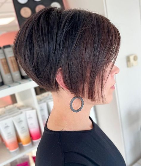 Chin-Length Layered Pixie Bob Long Pixie Bob Haircut For Thick Hair, Short Bob With Side Part, Bob With No Bangs, Aline Pixie, Modern Pixie Haircut, Layer Bob, Short Haircuts Ideas, Modern Pixie, Brunette Pixie