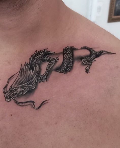 Skeleton Collar Bone Tattoo, Dragon Colar Bone Tattoo, လည်ပင်း Tattoo, Colar Bone Tattoo Men, Dragon Collar Bone Tattoo, Dragon Tattoo On Neck, Back Tattoos For Guys Upper, Dragon Hand Tattoo, Praying Hands Tattoo Design