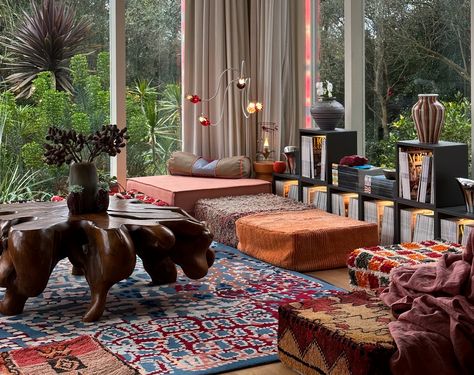 The 70s trend is back with a vengeance, but you don't need to have a sunken living room to make it work Diy Conversation Pit, Social Living Room, Sunken Seating, Conversation Pit, Color Palette Living Room, Sunken Living Room, Living Room Trends, Layered Rugs, Cozy Reading Nook