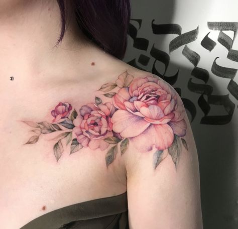 Colored Floral Tattoo Design, Peony Flower Tattoos Shoulder, Color Shoulder Tattoo, Floral Tattoo Shoulder Color, Peony Flower Tattoos Drawings, Flower Tattoos With Color, Tatoos Woman Shoulder, Pink Floral Tattoo, Pastel Rose Tattoo