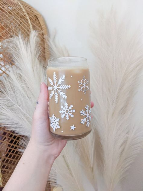 Idee Cricut, Christmas Cups, Christmas Glasses, Projets Cricut, Holiday Cups, Snowflake Print, Coffee Flower, Birthday Cup, Military Wife