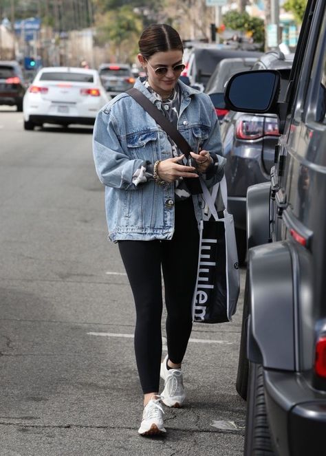 Leggings Jean Jacket Outfit, Oversized Blazer Outfit Casual, Oversized Denim Jacket Outfit, Petite Style Outfits, Denim Shirt Outfit, Blazer Outfits Casual, Celebrity Casual Outfits, Fest Outfits, Denim Jacket Outfit