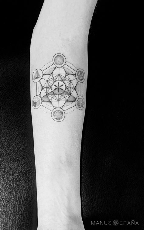 Metatrón y Cuerpos Platónicos - Metakaba tattoo - Barcelona 2018 Metatron Tattoo, Merkaba Tattoo, Geometric Tattoo Leg, Zen Tattoo, Patterns Mandala, Geometric Wolf Tattoo, Geometric Sleeve Tattoo, Boho Tattoos, Sacred Geometry Tattoo