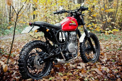 Dirty Sandy: a custom Honda Dominator dual sport from France. Honda Nx650, Honda Dominator, Enduro Vintage, Мотоциклы Harley Davidson, Honda Scrambler, Moto Scrambler, Tracker Motorcycle, Bmw Scrambler, Motos Honda