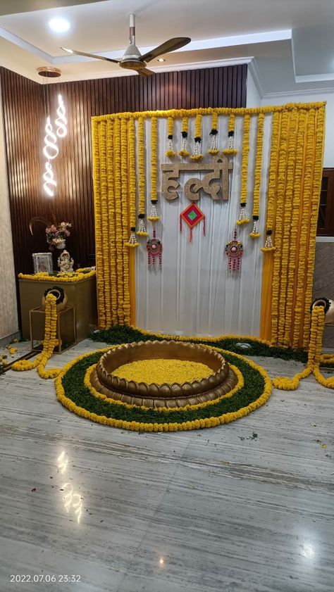 Haladi Shastra Decoration Indian, Bale Shastra Decoration, Lagan Lekhan Decorations, Haldi Setup Decor At Home, Haldi Simple Decoration At Home, Haldi Ceremony Decorations At Home Simple Muslim, Haldi Stage Decoration At Home, Shadi Wala Ghar Decor, Grahshanti Decor