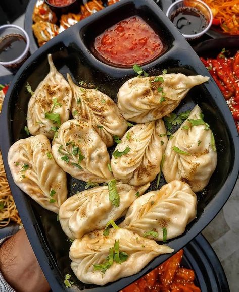 Momos Street Food, Momo Food, Food Set Up, Tastemade Recipes, Vegetarian Snacks Recipes, Quick Recipes Snacks, Food Babe, Food Therapy, Vegetarian Snacks