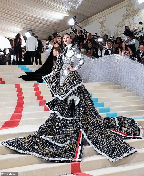 #choisora #voguekorea #metgala the most booooring met gala Sora Choi, Black And White Tweed, Costume Institute, Celebrity Red Carpet, Tailored Dress, Fashion Attire, Custom Dresses, Beautiful Gowns, Thom Browne