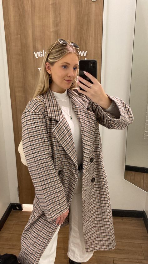 Checked Trench Coat Outfit, Checkered Trench Coat Outfit, Check Coat Outfit, Checkered Coat Outfit, Plaid Trench Coat Outfit, Checked Coat Outfit, Brown Plaid Coat, London Fits, Checkered Outfit