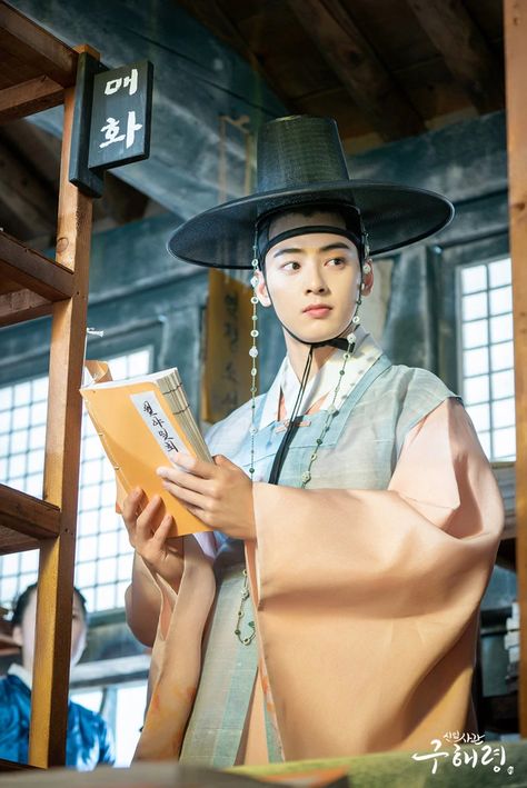 Korean Hat, Traditional Korean Clothing, Jung Jaewon, Hanbok Traditional, Lee Dong Min, Korean Traditional Dress, Eunwoo Astro, The Royal Palace, Cha Eun Woo Astro