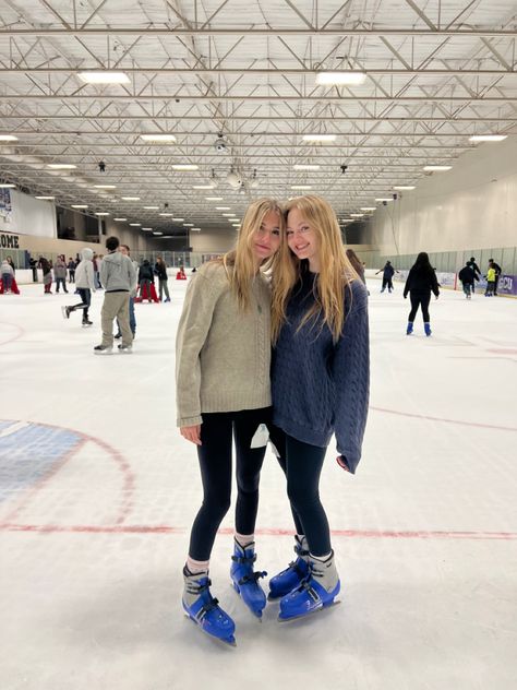 Ice Skating Rink Outfit, Indoor Ice Skating Outfit With Friends, Ice Skating Pics, Ice Skating Photoshoot Friends, Best Friend Ice Skating Pictures, December Photos, Iceskating Friends Aesthetic, Ice Skating Fits, Ice Skating With Friends Aesthetic