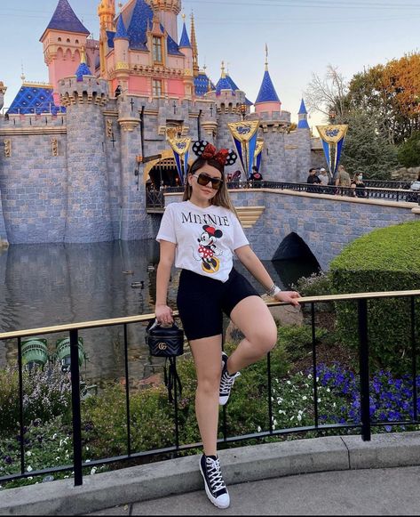 Casual Trip Outfits Summer, Disneyland Outfits Paris, Disneysea Tokyo Outfit, Outfit Ideas Disneyland, Disneyland Outfits Skirt, Disney Adventure Park Outfit, Disney Orlando Florida Outfits, Disneyworld Summer Outfits Women, Women Disney World Outfits