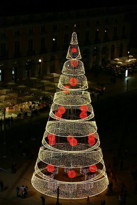 Outside Winter Decor, Natal Aesthetic, Christmas Floats, Christmas Europe, London Lights, Tomato Cage Christmas Tree, Happy New Year Pictures, Christmas In Europe, Celebration Around The World