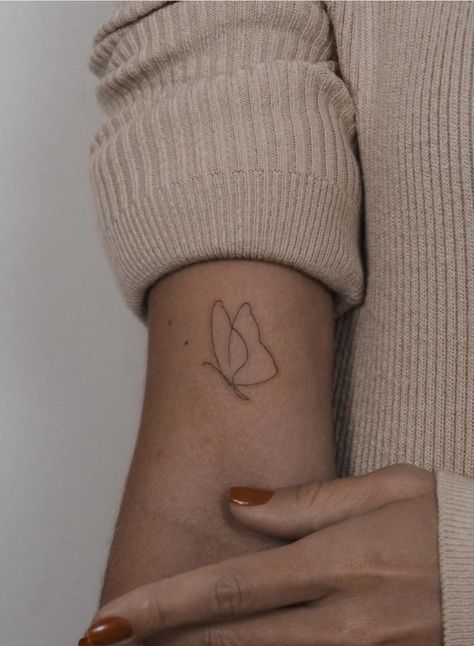 One Line Butterfly Tattoo, One Line Butterfly, Line Butterfly Tattoo, Amor Tattoo, Line Butterfly, Simple Butterfly Tattoo, Butterfly Hand Tattoo, Romantic Tattoo, One Line Tattoo