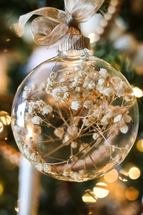 What To Put In Clear Ornaments, Christmas Glass Ornaments Diy Ideas, Clear Glass Ornaments Diy, Pretty Diy Christmas Ornaments, Diy Fillable Ornaments, Beautiful Diy Ornaments, Diy Ornament Exchange Ideas, Dried Flower Bauble, Christmas Tree Dried Flowers