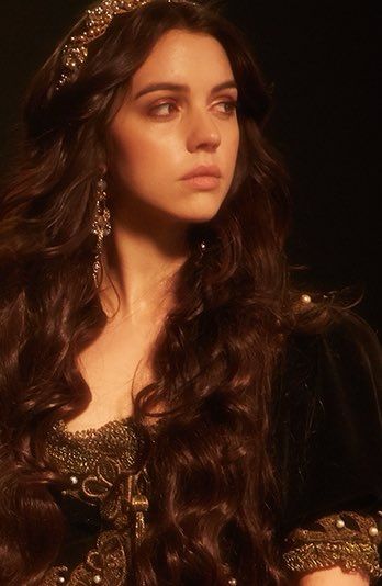 Queen Mary Reign, Reign Mary, Reign Fashion, Mary Stuart, Royal Aesthetic, Adelaide Kane, Mary Queen Of Scots, Queen Hair, Princess Aesthetic