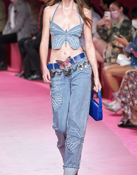 Blumarine Spring ‘22 Blumarine 90s, Blumarine Ss22, Costume Fashion, Fashion Corner, Anime Warrior, Summer 2024, Jewelry Trends, Spring Summer, Fashion Design