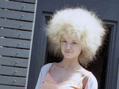 Afro' connection. White Afro, Blonde Afro, Girls 16, 4c Hairstyles, Short Blonde, Afro Hairstyles, White Hair, Family Reunion, Wigs