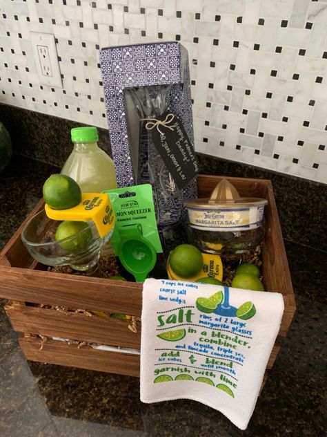 Margarita Kit Gift, Margarita Basket Ideas, Tequila Basket, Tequila Gift Basket Ideas, Margarita Gift Basket Ideas, Margarita Glasses Diy, Margarita Basket, Margarita Gift Basket, Tequila Gift Idea