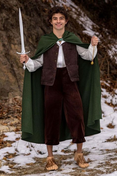 The Lord of the Rings costume is made from a combination of cotton, elastic, polyester, and spandex for comfort and durability. The exclusive outfit resembles the one Frodo wears in the movies, including a black cloak that fastens with an Elvish leaf clip. The Lord of the Rings cloak is green and fastens with an Elvish leaf clip. #men #halloween #costume #halloween_costumes_that_are_cool Frodo Costume, Hobbit Costumes, Ring Wraiths, Hobbit Costume, Mount Doom, Ace Ventura Costume, Lotr Costume, Kiss Costume, Troll Costume