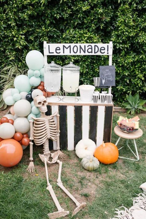 Movie Night Halloween Party | Kara's Party Ideas Halloween Lemonade Stand, Halloween Lemonade, Halloween Movie Night Ideas, Halloween Neighborhood, Movie Night Halloween, Movie Night Ideas, Halloween Table Settings, Halloween Popcorn, Halloween Themes Decorations