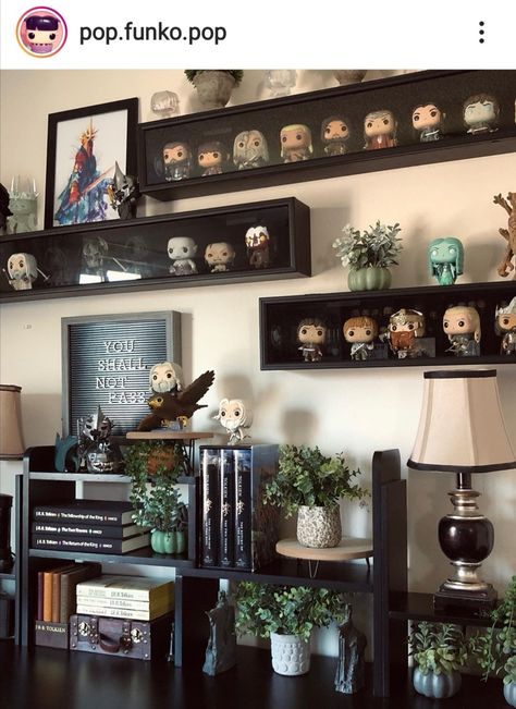 Harry Potter Living Room Ideas, Funko Pop Collection Room, Action Figure Display Ideas, Nerd Living Room, Harry Potter Living Room, Funko Display Ideas, Funko Pop Display Ideas, Harry Potter Display, Funko Pop Shelves