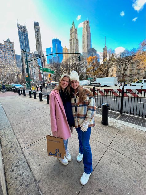 New York Mom Aesthetic, Nyc Outfits Preppy, Preppy Nyc Outfits, March New York Outfits, Winter Nyc Fits, Christmas New York Outfits, Nyc Winter Aesthetic, New York City Outfits Winter, Winter Nyc Outfits