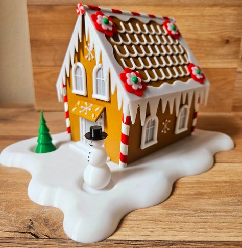 Gingerbread house suitable for lighting by Dennywee Christmas Gingerbread House, Roof Panels, Household Decor, Man Den, Printed Plates, Super Glue, Christmas Gingerbread, Winter Landscape, Cozy Christmas