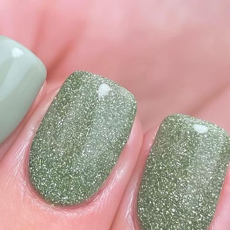 𝗕𝗬 𝗦𝗔𝗥𝗔𝗛 Nail Artist & Educator on Instagram: "Glistening Green ✨🍃 Swipe for flash on 👉🏼 Painted with @magpie_beauty Rosemary & Thyme with Estelle light reflective glitter ✨" Light Green Sparkle Nails, Light Green Glitter Nails, Green Sparkly Nails, Green Glitter Nails, White Sparkle Nails, Glitter Pedicure, Glittery Nails, Nail Idea, Glitter Nail Polish